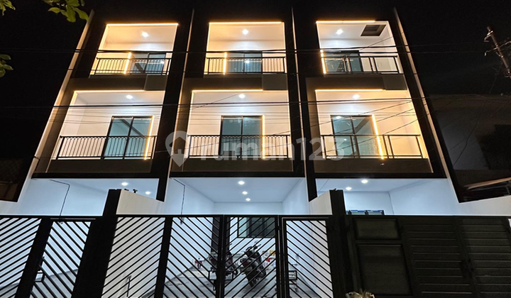 Rumah Baru. Taman Ratu. 3 Lantai. 4x18. Jalan Lebar 3 Mobil Rumah Baru. Taman Ratu. 3 Lantai. 4x18. Jalan Lebar 3 Mobil