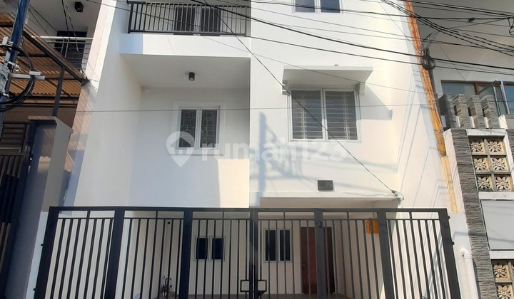 Rumah Baru. Tanjung Duren. 3 Lantai. 6x13. Jalan 2 Mobil. Siap Huni