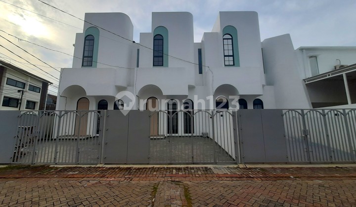 Rumah Baru Hook. 3 Lantai. 7X15. Citra Garden 2. Jalan Lebar 3 Mobil. Siap Huni