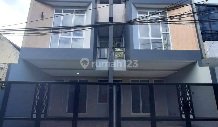 Rumah Baru. Taman Ratu. 3 Lantai. 4.5x16. Masuk Mobil. Siap Huni 1