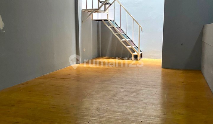 Rumah Tomang. 3 Lantai. 5x18. Jalan 2 Mobil. Siap Huni Rumah Tomang. 3 Lantai. 5x18. Jalan 2 Mobil. Siap Huni