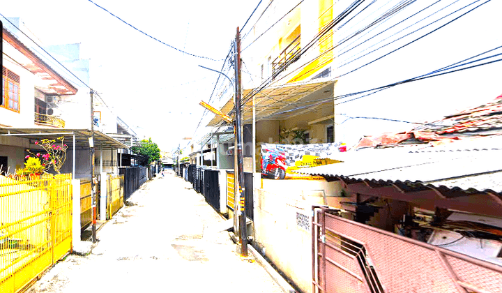 Rumah Tua. Taman Ratu. 6x15. Jalan 2 Mobil 2