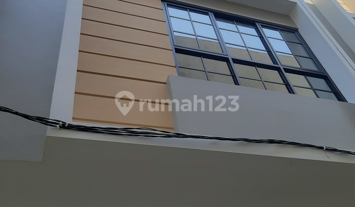 Rumah Baru Cluster. Taman Ratu. 3 Lantai. 4.5X9. Jalan Lebar 4 Mobil. Siap Huni.