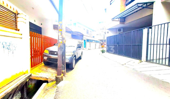 Tomang House. 3 Floors. 4x11. 2-Car Road. Move-in Ready. 2