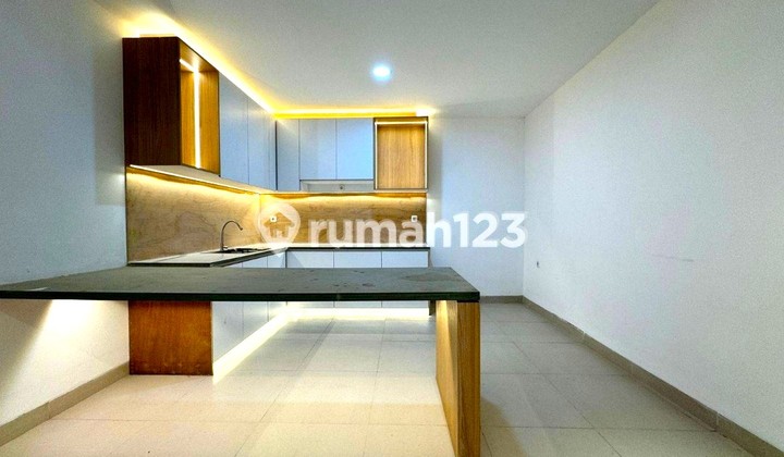 Rumah Baru. Taman Ratu. 2.5 Lantai. 4x13. Jalan 2 Mobil. Siap Huni