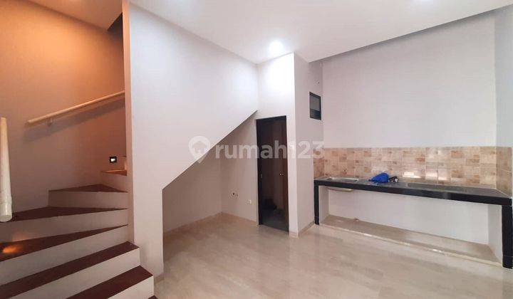 Rumah Baru. Dekat Pasar Kopro. 3 Lantai. 4.5x12. Jalan Lebar 4 Mobil 1