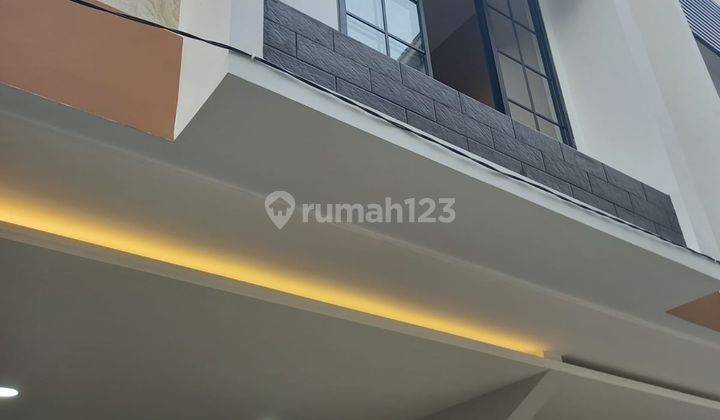 Rumah Baru. Taman Ratu. 3 Lantai. 4.5x9. Jalan Lebar 4 Mobil 1