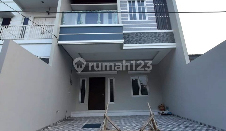 Rumah Baru. Taman Ratu. 3 Lantai. 5.5X14. Jalan 2 Mobil.