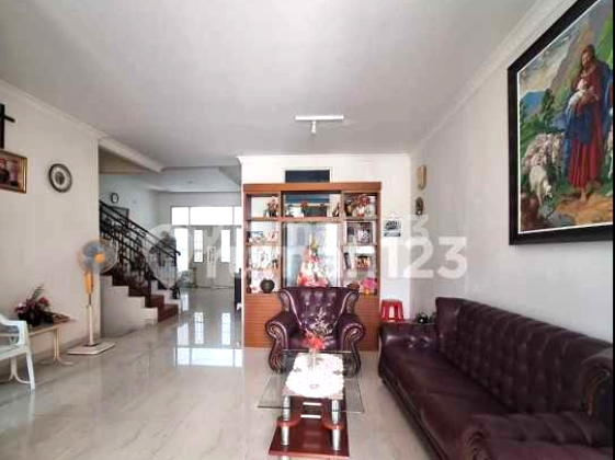 Rumah Classic Modern. Jelambar. 2.5 Lantai. 8X20. Jalan 2 Mobil. Siap Huni