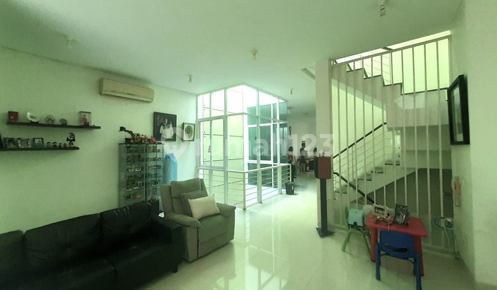 Rumah Tomang. Town House De Oaze. 3 Lantai. 6X15. Siap Huni