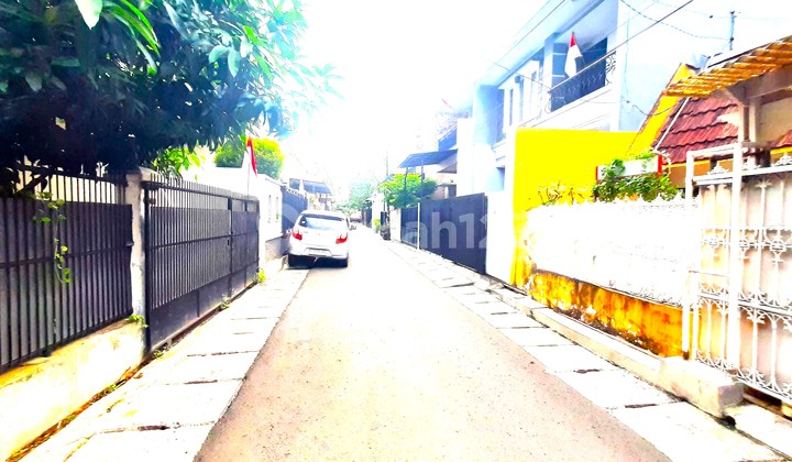 Rumah Tua. Taman Ratu Duri. 7X15. Jalan 2 Mobil 2