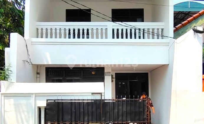 Rumah Tomang. 2 Lantai. 5X17. Jalan 2 Mobil. Siap Huni