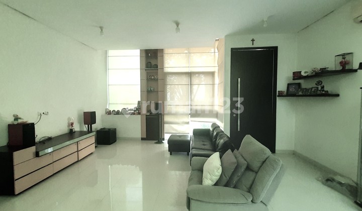 Rumah Tomang. Town House De Oaze. 3 Lantai. 6X15. Siap Huni Rumah Tomang. Town House De Oaze. 3 Lantai. 6X15. Siap Huni