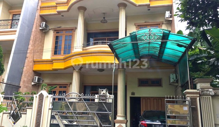 Taman Palem House. Cengkareng. 2 Floors. 10x20. Wide Road for 3 Cars. Move-in Ready. 2