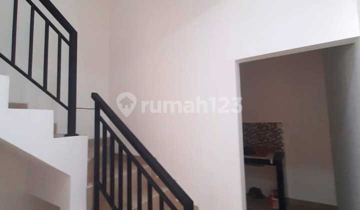 Rumah Baru. Tanjung Duren. 3 Lantai.3x11. Masuk Gang. Siap Huni