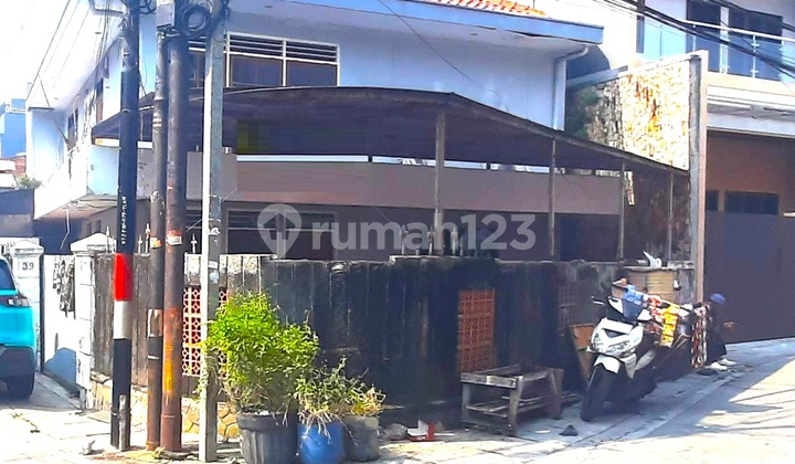 Rumah Hook. Kartini Pasar Baru. 2 Lantai. 10X14. Jalan 2 Mobil. Siap Huni