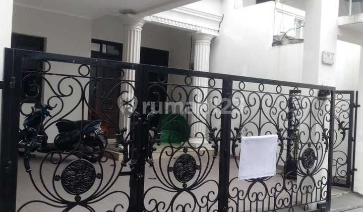 Rumah Classic 2 Lt di Taman Malaka Pondok Kelapa