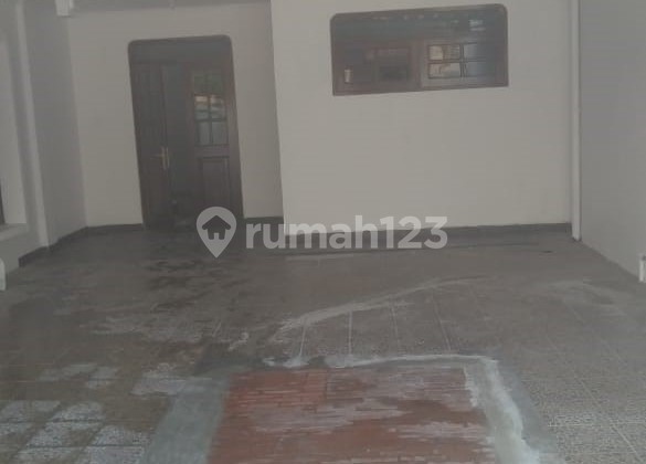 Disewakan Rumah di Tomang Pulo Macan 2 Lantai 4 Kamar Tidur, bisa Dijadikan Hunian atau Kantor, 2 KM Dari Gerbang Tol Tomang Jakarta Barat 2