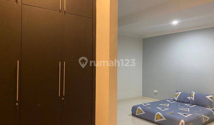 Sewa Rumah Semi Furnished Siap Huni Luas 200 M2 4+1 Kamar Tidur Fasilitas Masjid Dan Private Club House Dalam Cluster Grand Wisata Hanya 500 Meter Menuju Mall Living Plaza 2