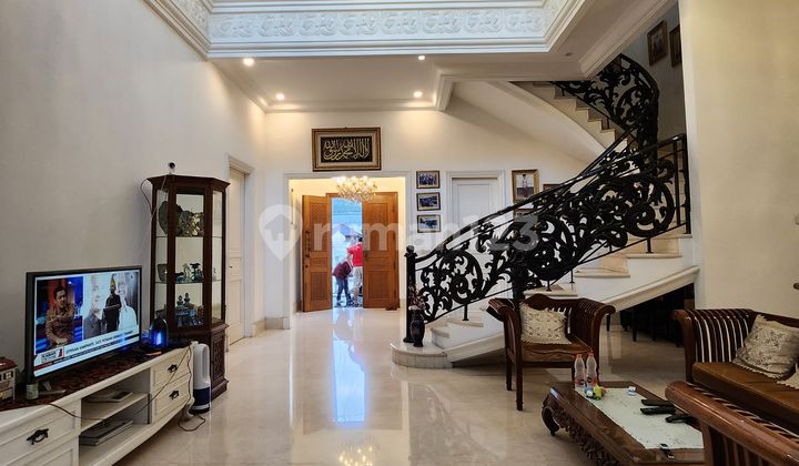For Sale 2-Story Fully Furnished Classic Modern Style House with 6 Bedrooms in the Elite Billymoon Housing Complex, East Jakarta For Sale 2-Story Fully Furnished Classic Modern Style House with 6 Bedrooms in the Elite Billymoon Housing Complex, East Jakarta
