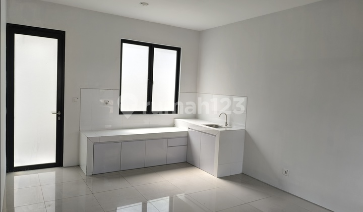 Disewa Rumah Semi Furnished 2 Lantai 2 Kamar Tidur View Taman Citra Garden Jakarta Barat