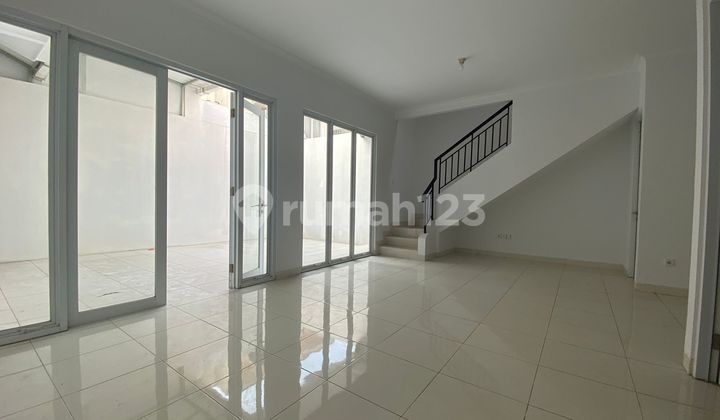 Disewakan Rumah 2 Lantai 4+1 Kamar ,rapi Dan Siap Huni Ada Fasilitas Kolam Renang Dalam Cluster Grandwisata Bekasi 2
