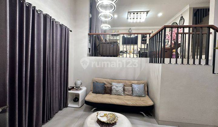 Dijual Rumah Hook Full Furnished 2,5 Lantai 5 Kamar Tidur 4 Kamar Mandi Hanya 300 Meter Dari Mall Living World Grand Wisata Bekasi 1