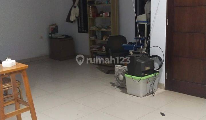 Dijual Rumah 2 Lantai 5+1 Kamar Tidur Luas Tanah 300 M2 di Jakarta Barat 2