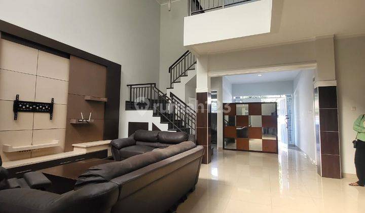 Dijual Rumah 2 Lantai Siap Huni Furnished Luas 280 m2, Kamar 4+1 Keamanan 24 Jam, 2 KM dari Tol Buah Batu, Batununggal Indah Bandung Barat 2