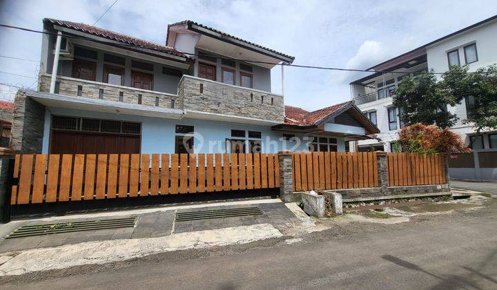 Disewakan Rumah Posisi Hook 2 Lantai Luas 251m2, 5+1 Kamar Tidur, Cocok dijadikan Kantor atau tempat usaha, Kos-kostan, siap pakai, tengah kota, 1Km dari Universitas Widiyatama, Sukaluyu Bandung 1