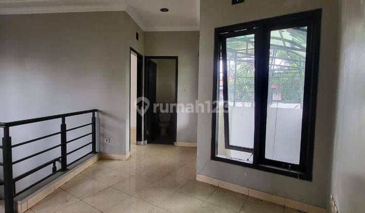 Disewakan Rumah 2 Lantai Luas 178m2, Posisi Hook, 3+1 Kamar Tidur Siap Huni Keamanan 24 Jam One Gate Security System Dalam Cluster Arcamanik Bandung 2