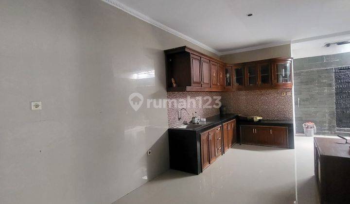 Disewa Rumah 2 Lantai Luas 445m2 Semi Furnished Siap Huni, 4 Kamar Tidur, Cocok Dijadikan Rumah Tinggal atau Kantor, Dalam Cluster One Gate Security System, Dekat Arcamanik, Mandalajati, Bandung Timur 2