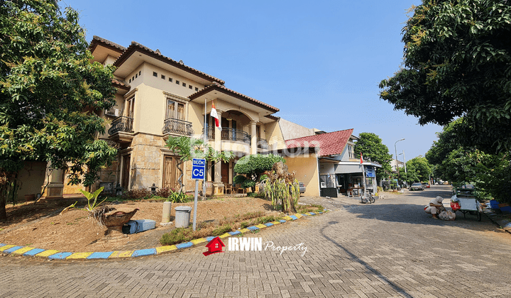 RUMAH CANTIK HOEK 2.5 LANTAI PLUS BERGAYA MEDITERANIAN 1