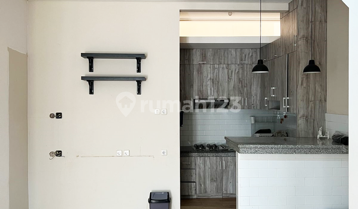 FOR SALE HOUSE IN PIK RENOVATED GROUND FLOOR VERY SPACIOUS BALCONY SEMI-FURNISHED WITH KITCHEN SET