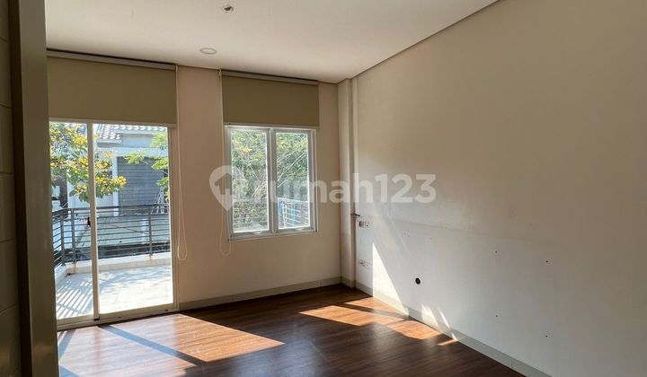 DIJUAL RUMAH PIK RENOV LANTAI DASAR LUAS BALKON SANGAT LUAS KITCHEN SET SEMI FURNISHED 2