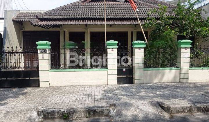 RUMAH LUAS PINGGIR JALAN BESAR COCOK UNTUK USAHA ATAU KANTOR DI COLOMADU 1