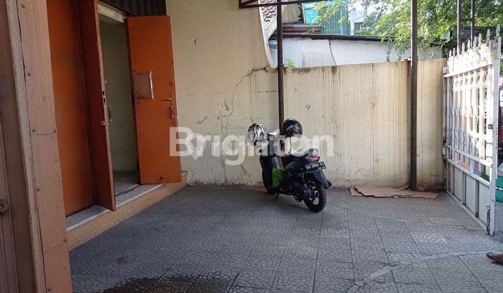 RUMAH PINGGIR JALAN BESAR BELAKANG PASAR DI SERENGAN 1