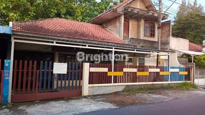 RUMAH DENGAN LOKASI STRATEGIS PINGGIR JALAN BESAR COCOK UNTUK USAHA DI SUMBER 1