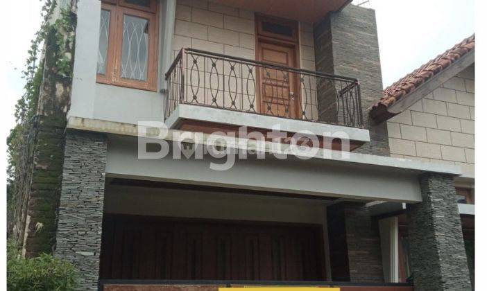 SOLO: RUMAH TINGGAL CANTIK. HARGA DAMAI, FULL FURNISHED, TENGAH KOTA, LUAS: 250m. SHM 2