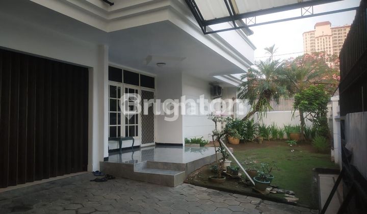 RUMAH LUAS 2 LANTAI SANGAT TERAWAT DI SEKTOR 1 SOLO BARU 2