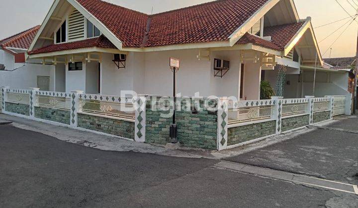 RUMAH HOOK LUAS, SANGAT TERAWAT DAN STRATEGIS DI TENGAH KOTA SOLO  1