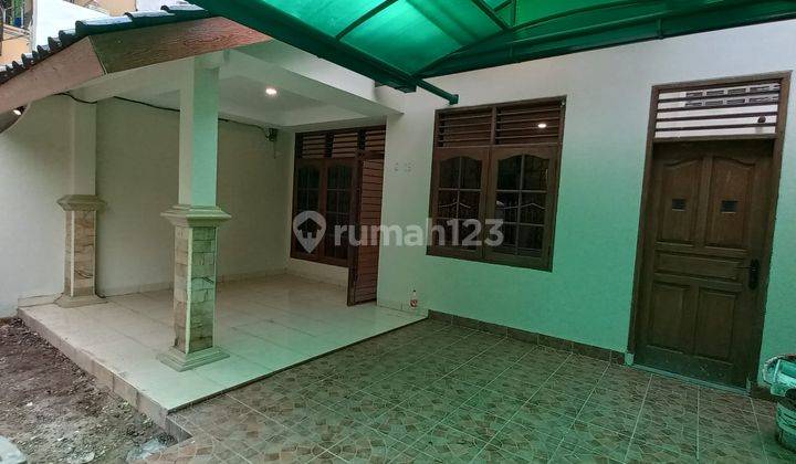 Disewakan Rumah Rapi Siap Huni, 1.5lantai Dan Dekat Sekolah Di Kelapa Gading 1