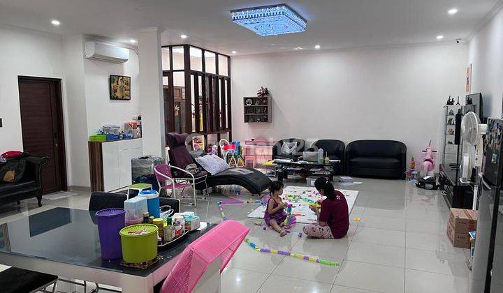 ruang keluarga dijual cepat rumah di victoria