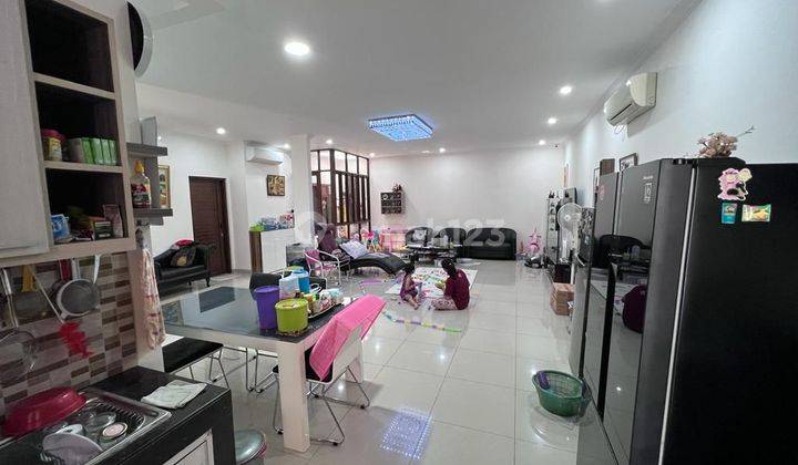 ruang keluarga dijual cepat rumah di victoria