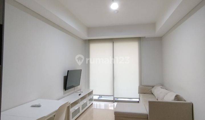 ruang tamu disewakan apartemen gold coast furnished