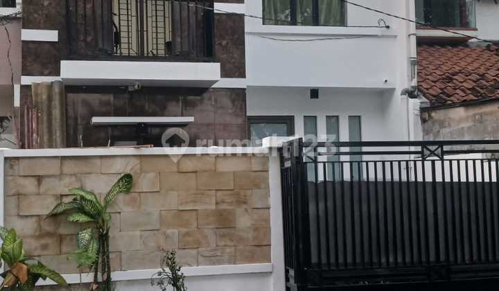 Ready-to-Occupy House in Babatan Pratama, Near PTC & Toll Entrance.