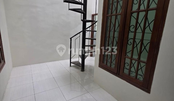 Rumah Lebak Indah Jaya Strategis, Siap Huni, Row Jalan 2.5 Mobil