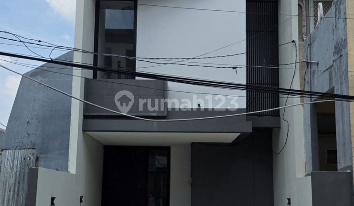 Dharmahusada Mas New Minimalist House, Row 4 Car for 2 Cars 1