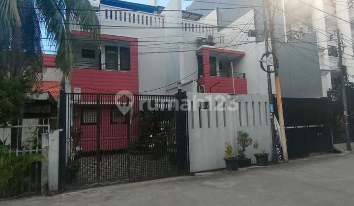 Minimalist 3-Story House in Kavling Polri Jelambar