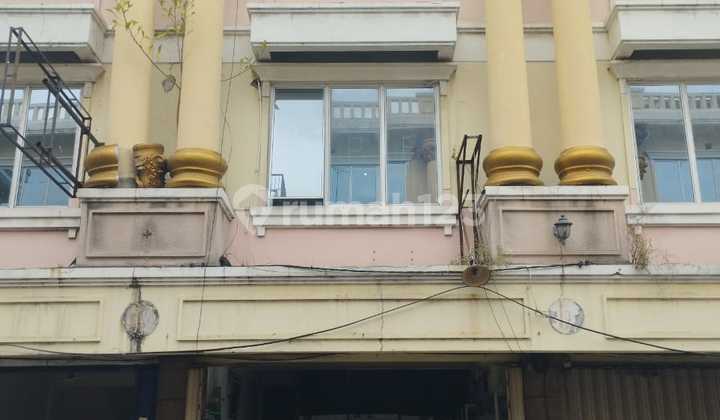 Strategic 3-Story Shophouse in the Center of Surabaya City 1